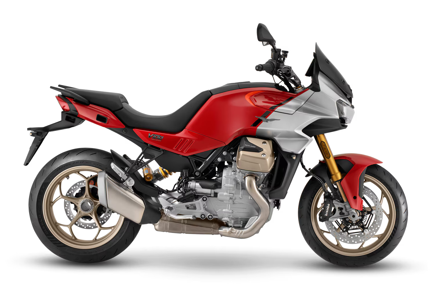 Uno scooter nero è parcheggiato su uno sfondo bianco.