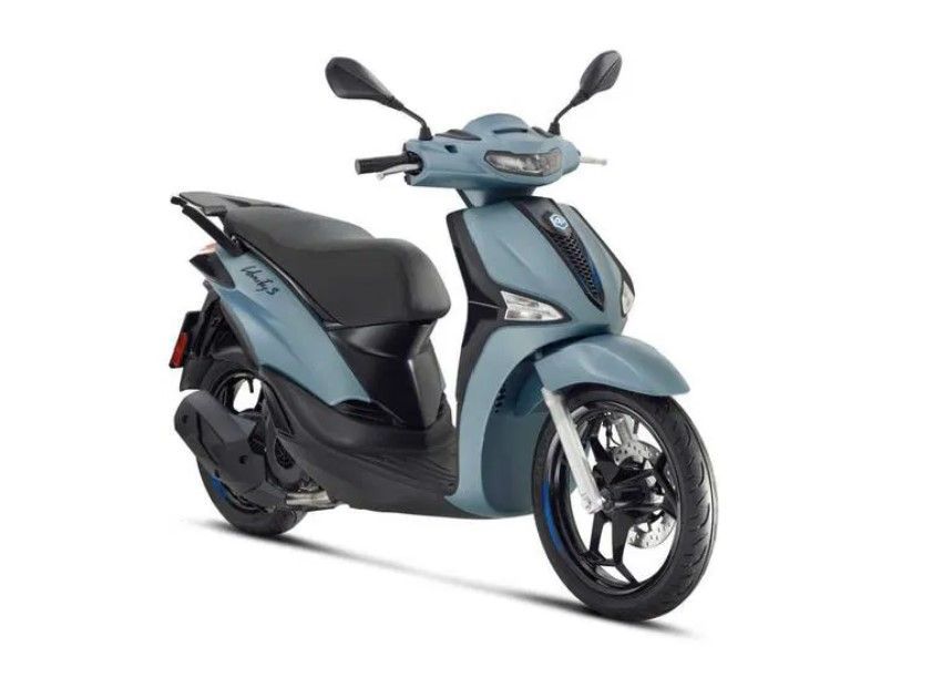 Uno scooter grigio con ruote nere e un sedile nero su uno sfondo bianco.