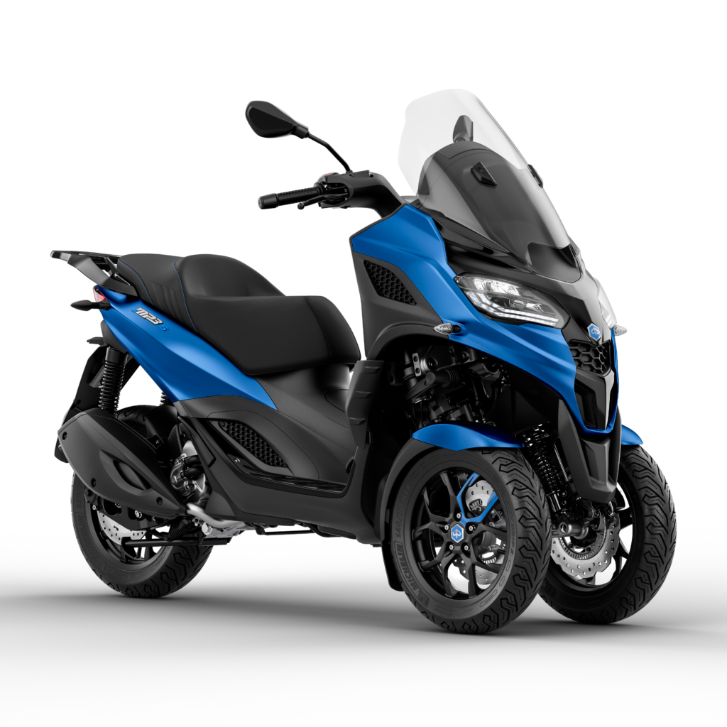 Uno scooter a tre ruote blu e nero su sfondo bianco.