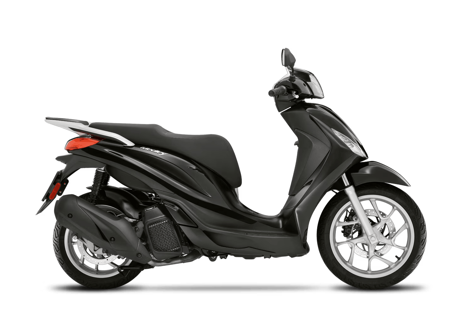 Uno scooter nero è parcheggiato su uno sfondo bianco.