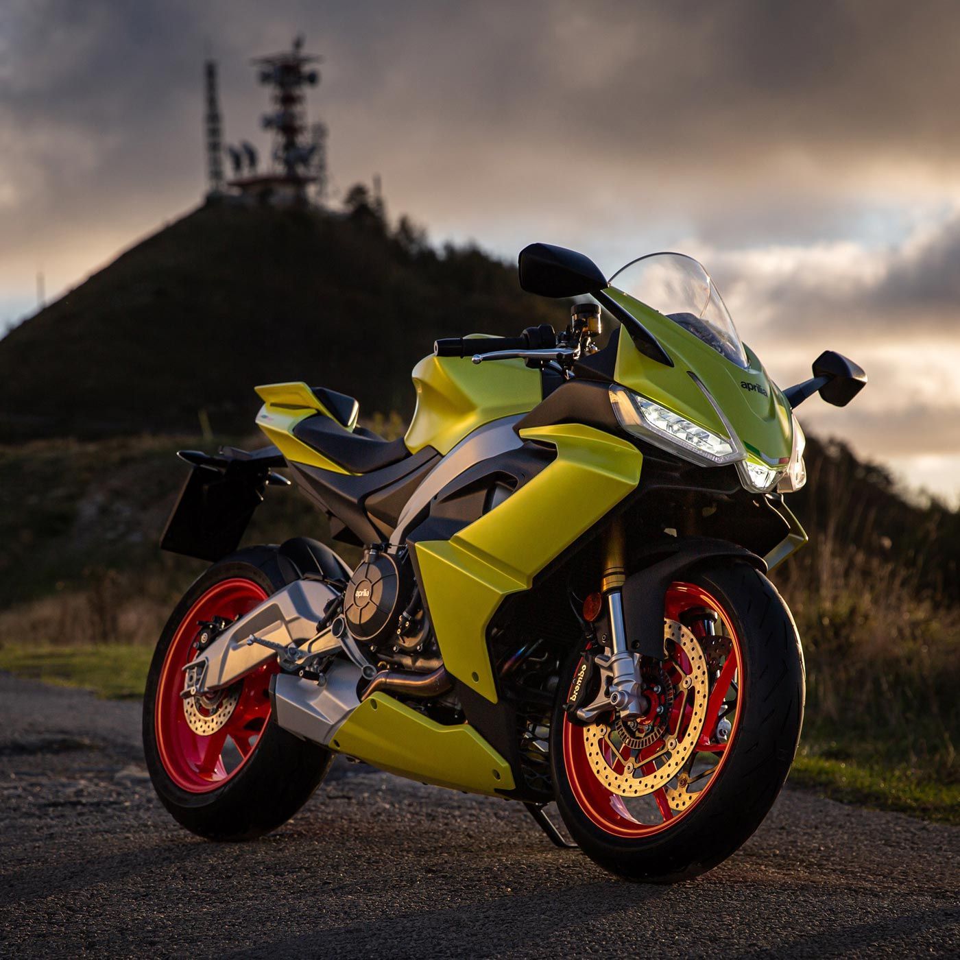 Un uomo sta guidando uno scooter lungo una strada.