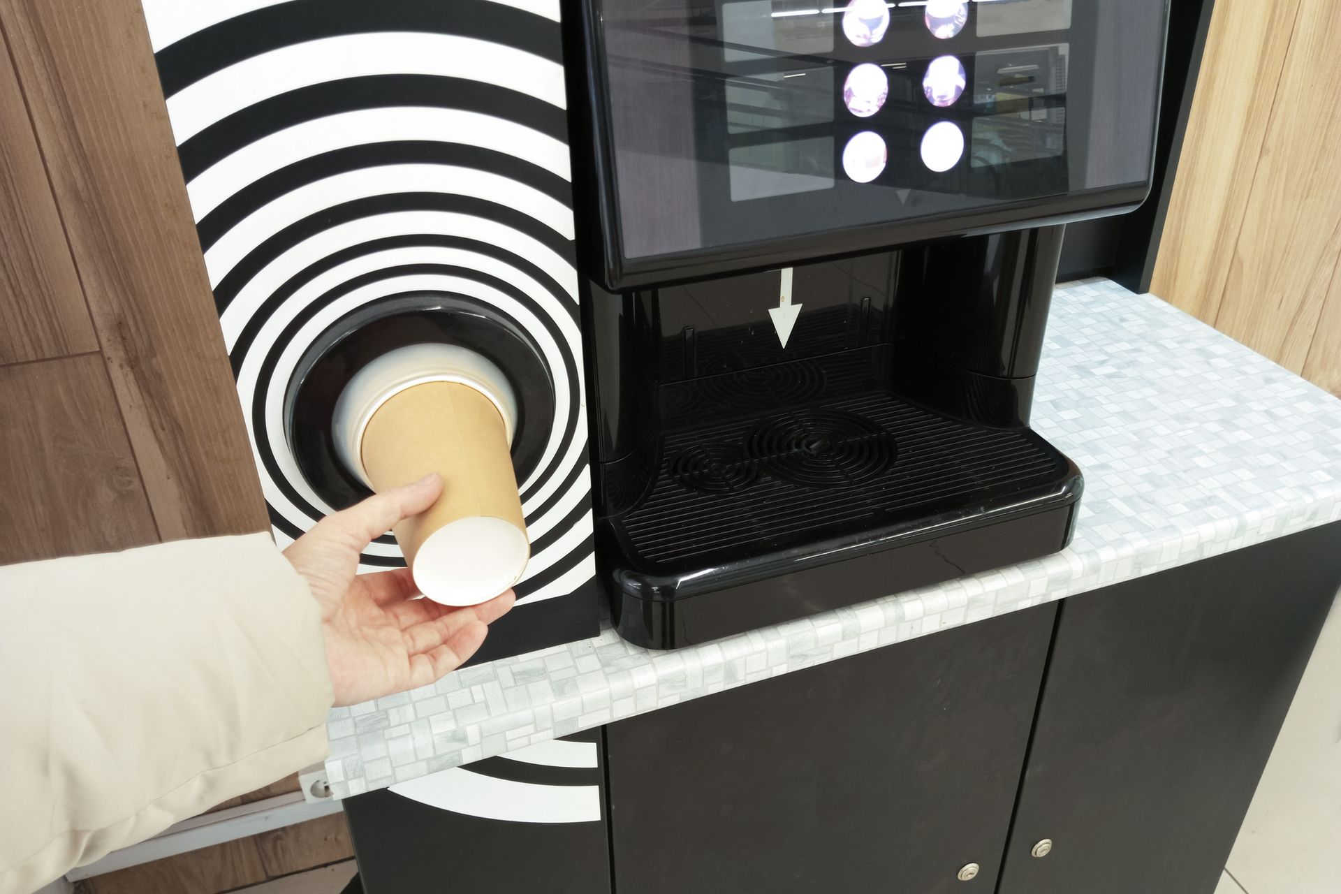 Espresso machine with steaming cups of coffee in a cafe.