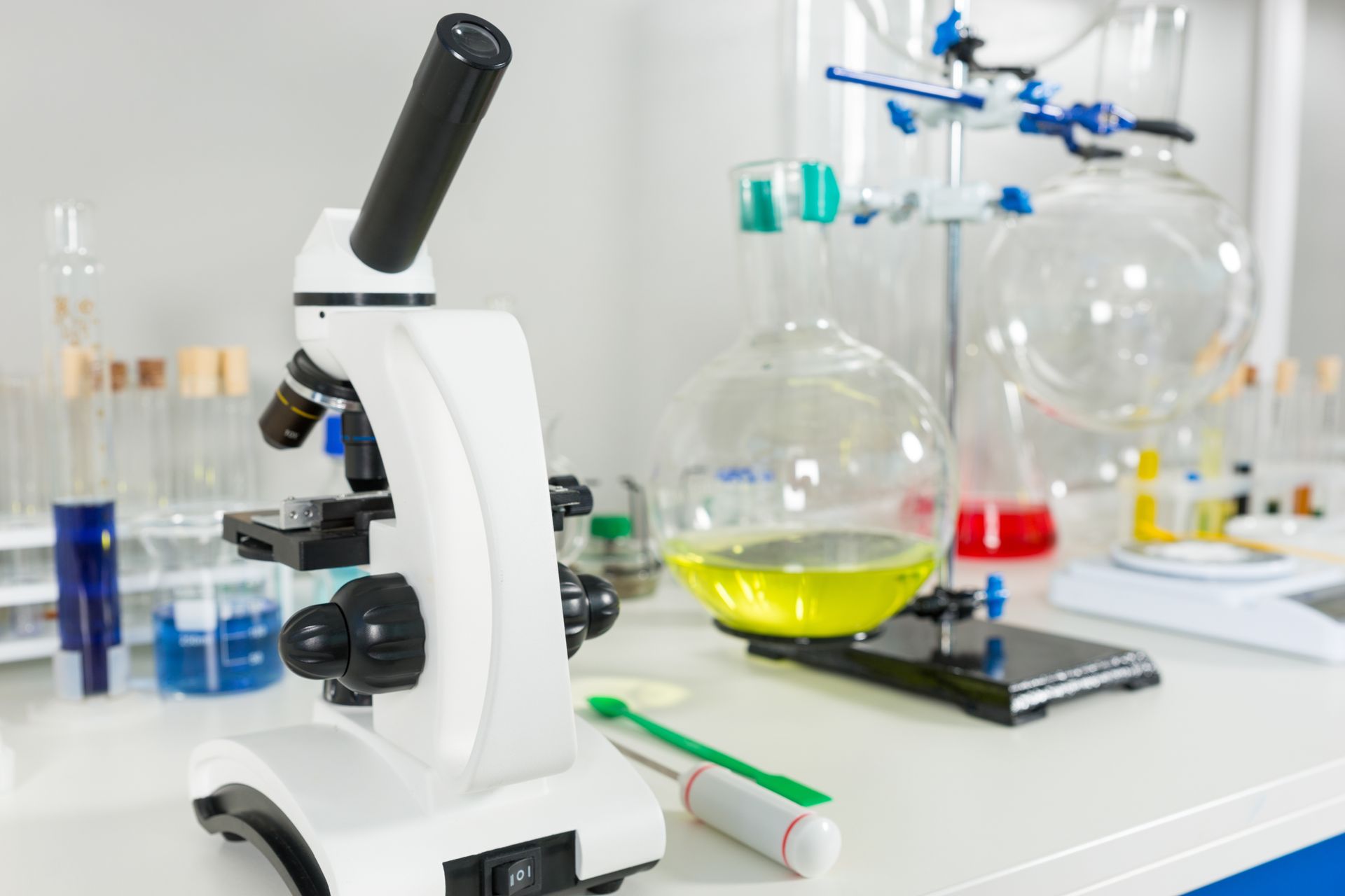 A microscope is sitting on a table in a laboratory.