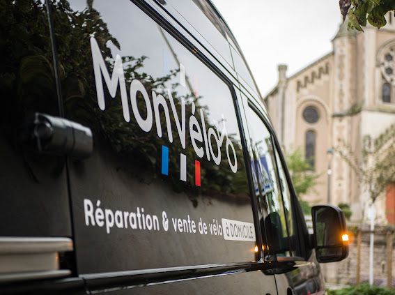 logo Monveloo sur un camion venant a domicile
