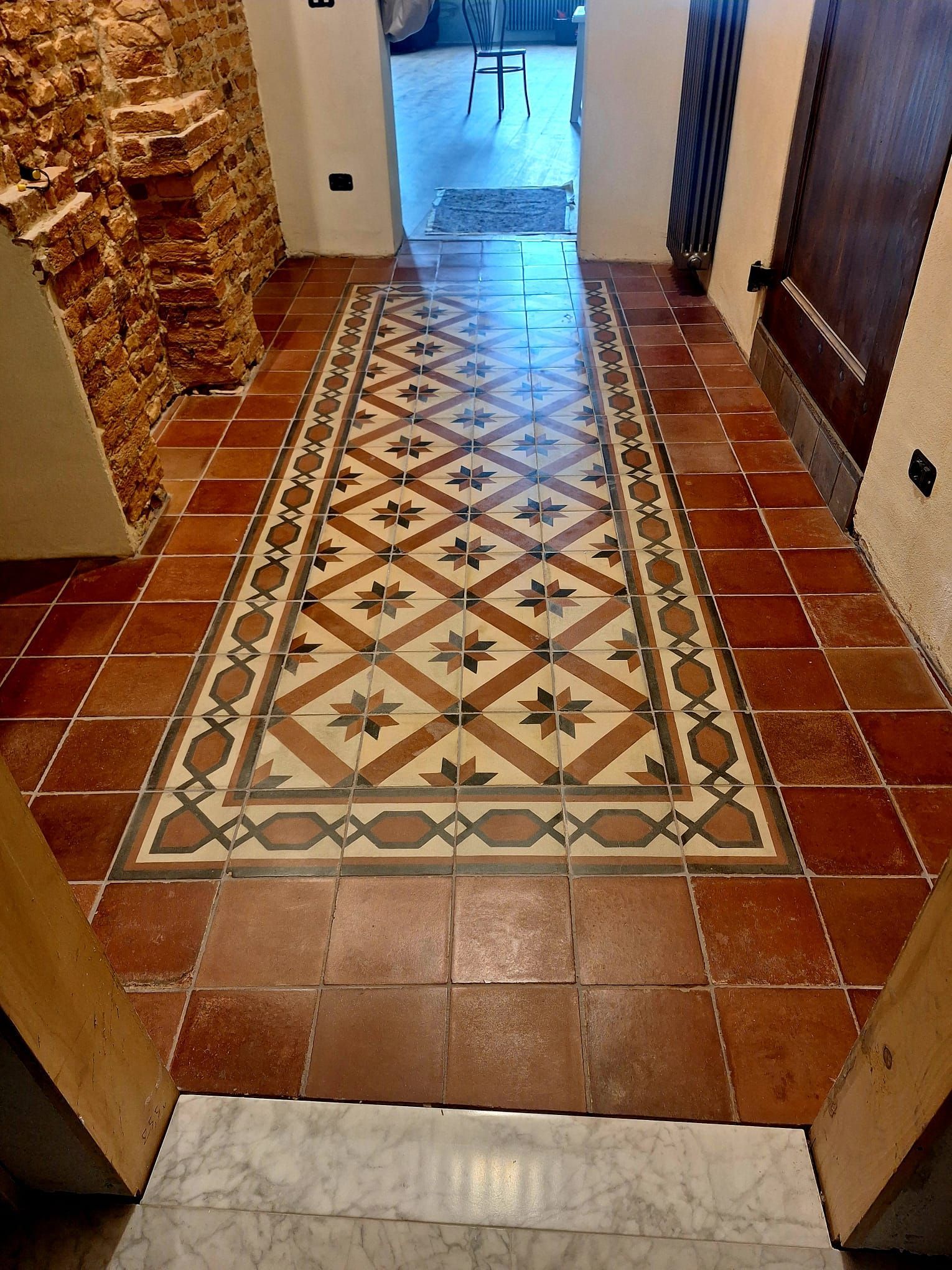 Motivo dettagliato del pavimento in pietra con forme geometriche.