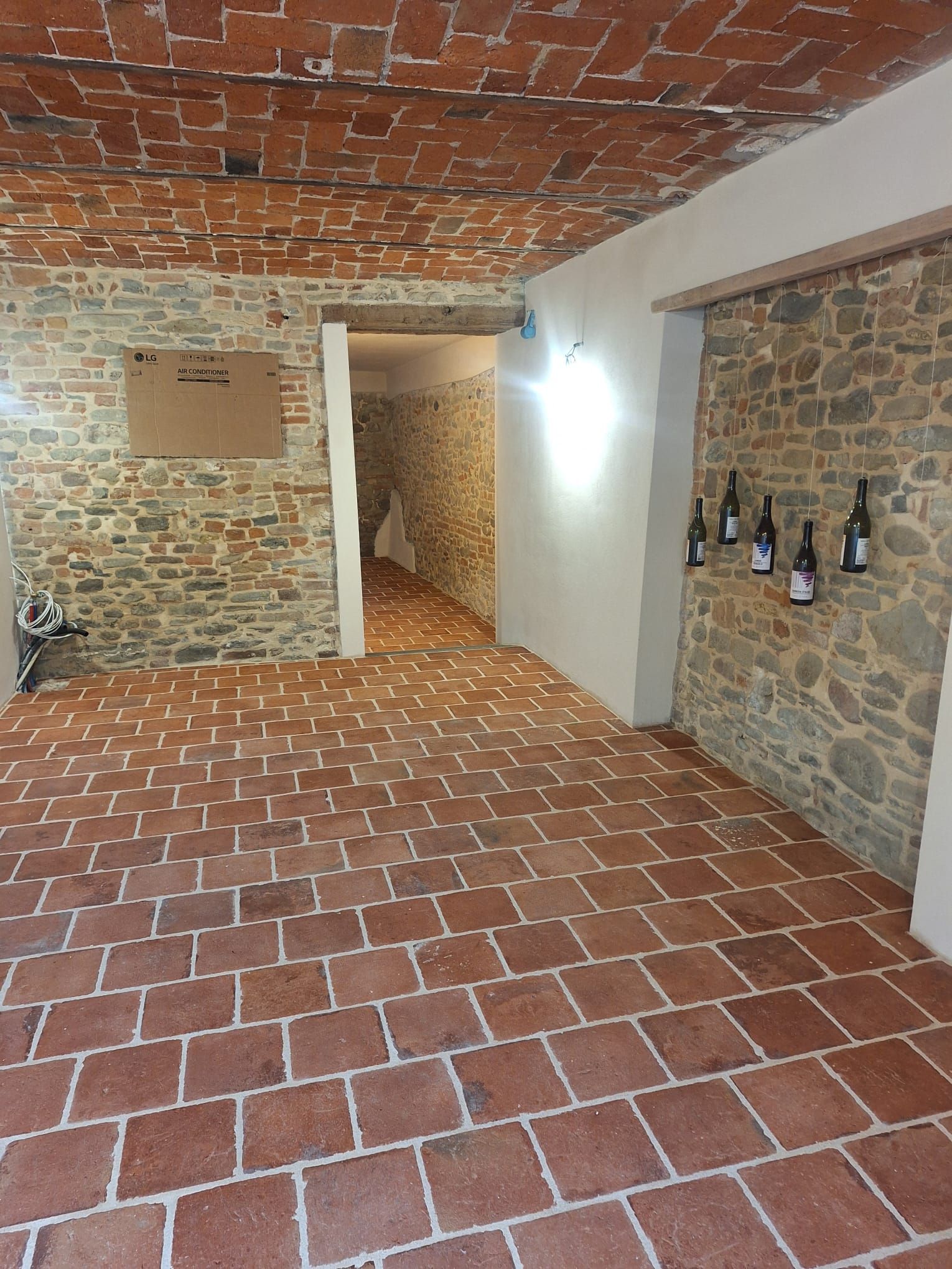 Pavimento in mattoni rossi sullo sfondo di un tramonto con sole splendente, cielo arancione e giallo e nuvole.