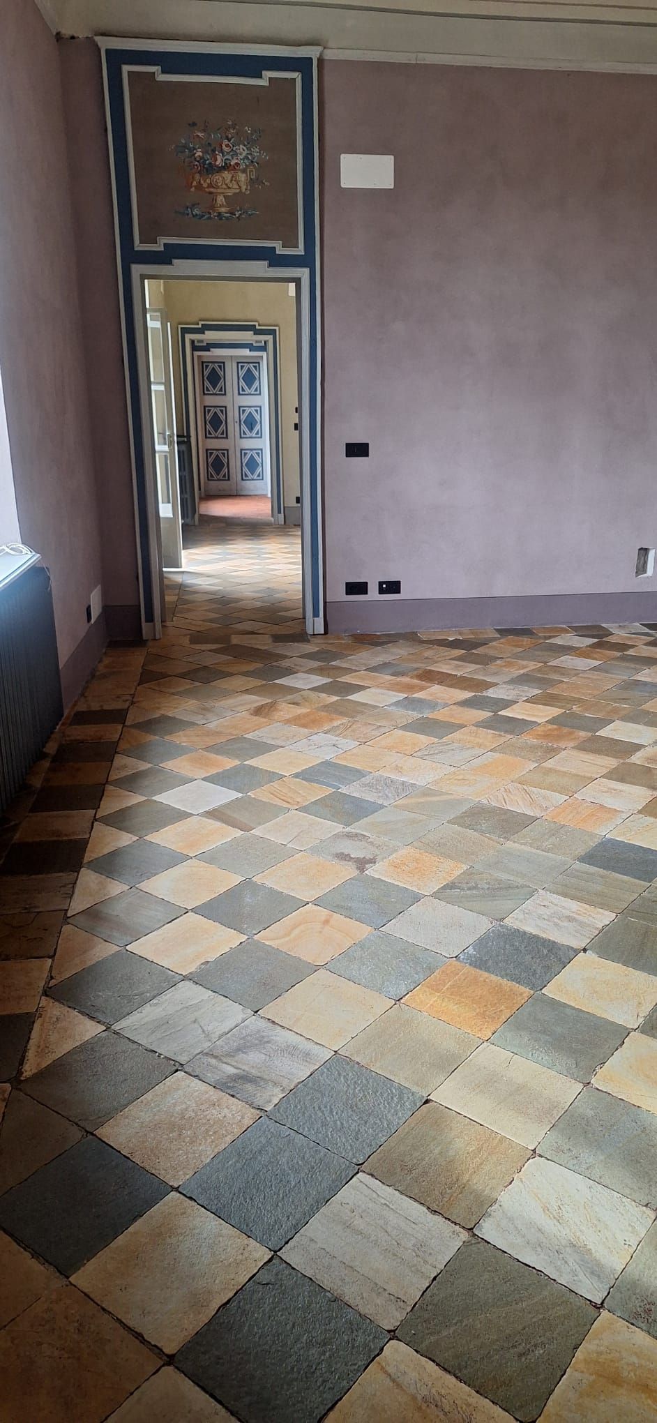 Persona che leviga il ponte di legno con una levigatrice elettrica.