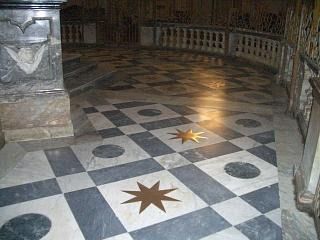 Vista diagonale della pavimentazione in ciottoli grigi testurizzati.