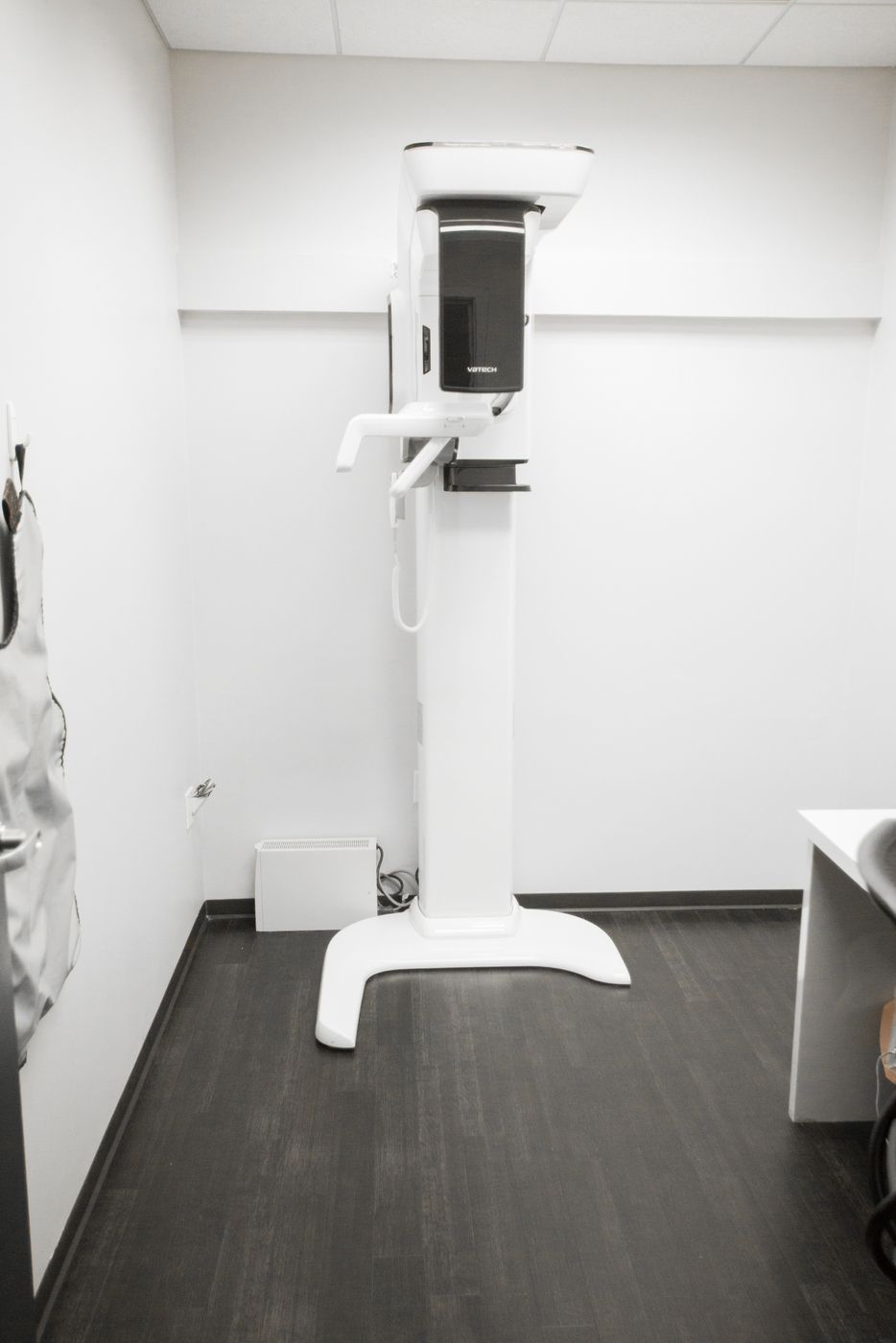 A black and white photo of an x-ray machine in a room.
