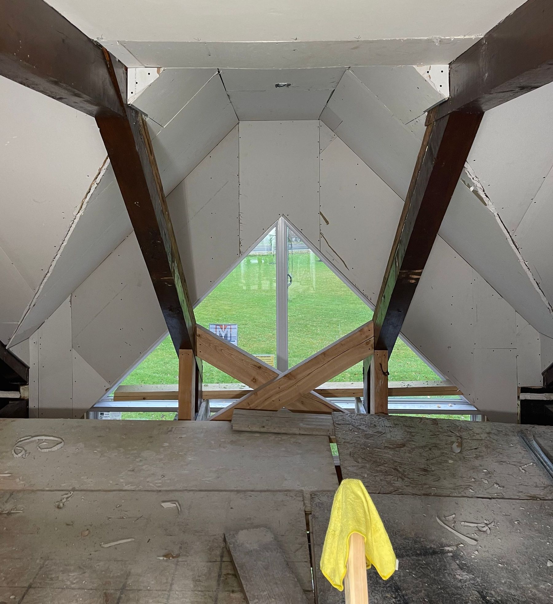 L'intérieur d'un bâtiment avec un tissu jaune sur le sol