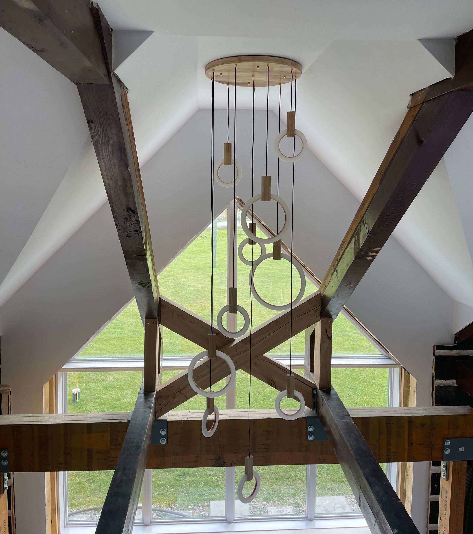 Un plafond avec un tas d'anneaux suspendus