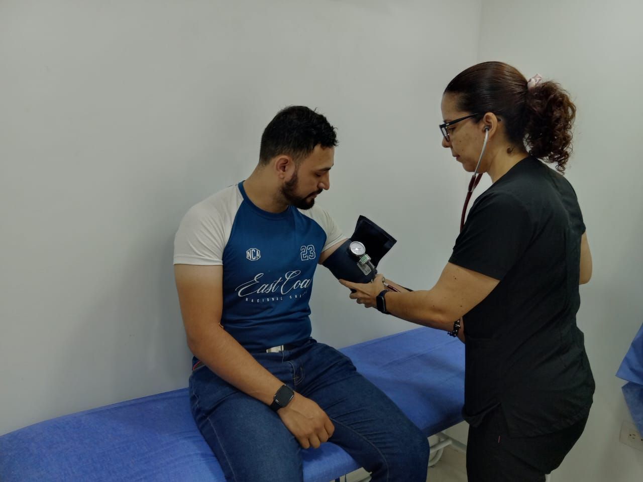 Hombre en terapia psicológica