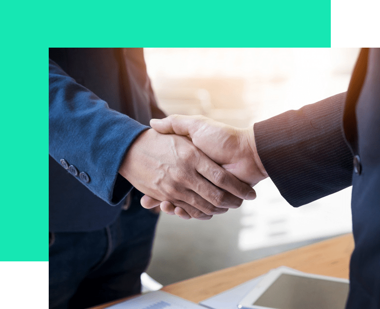 Dos personas de negocios se dan la mano y cierran un trato.