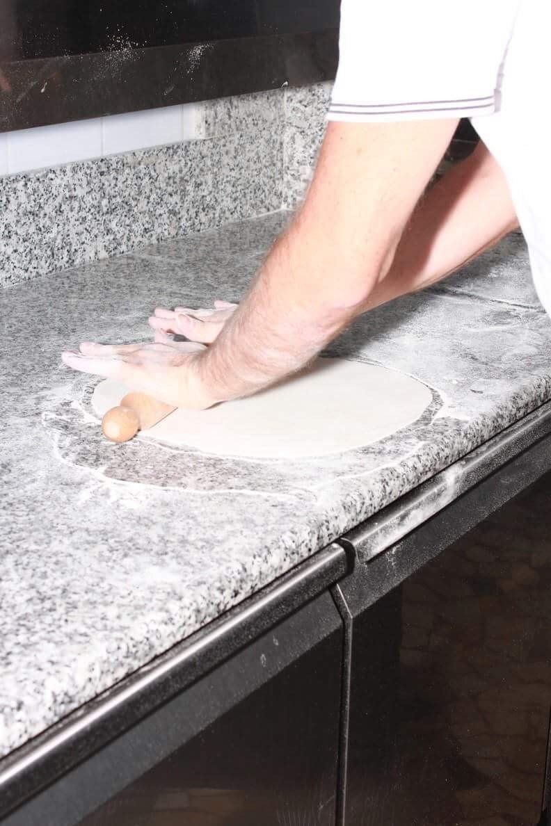 preparazione di un pizza margherita