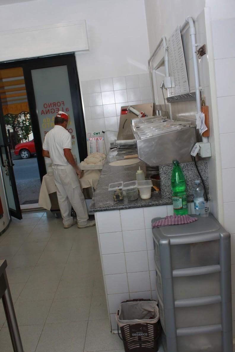 cucina di una pizzeria