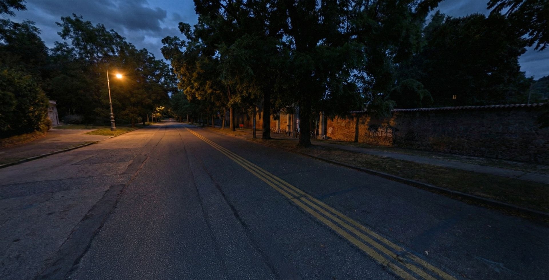 Un viale del Parco del Valentino a Torino, la sera. 