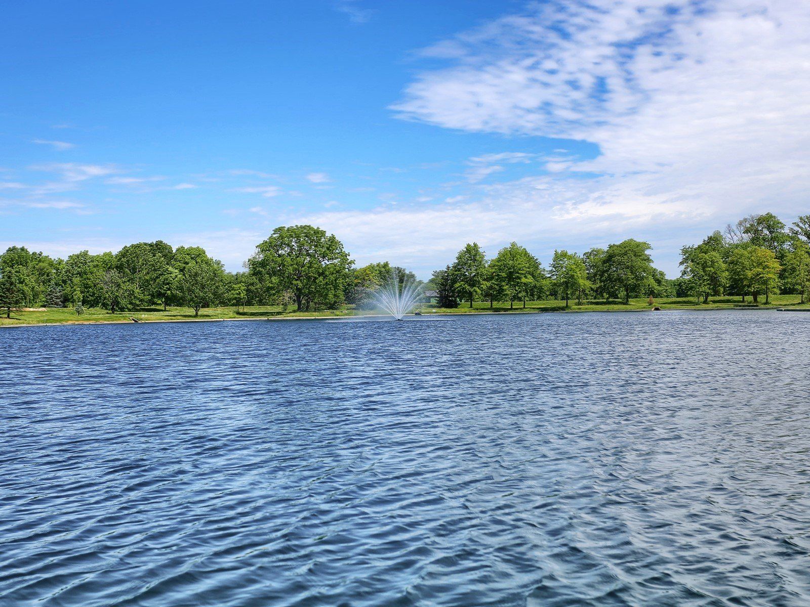 There is a fountain in the middle of the lake.