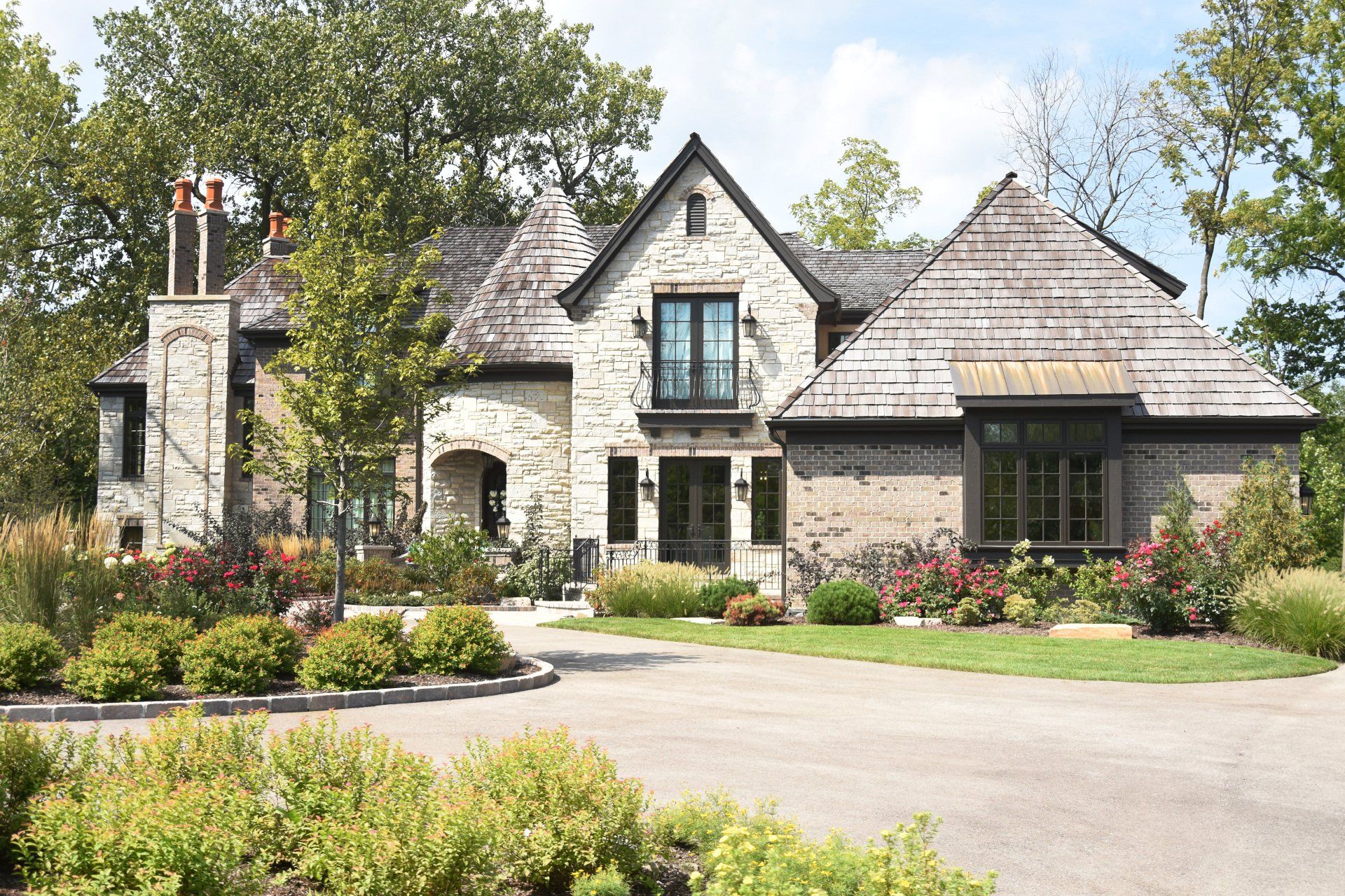 A large house with a lot of plants in front of it.
