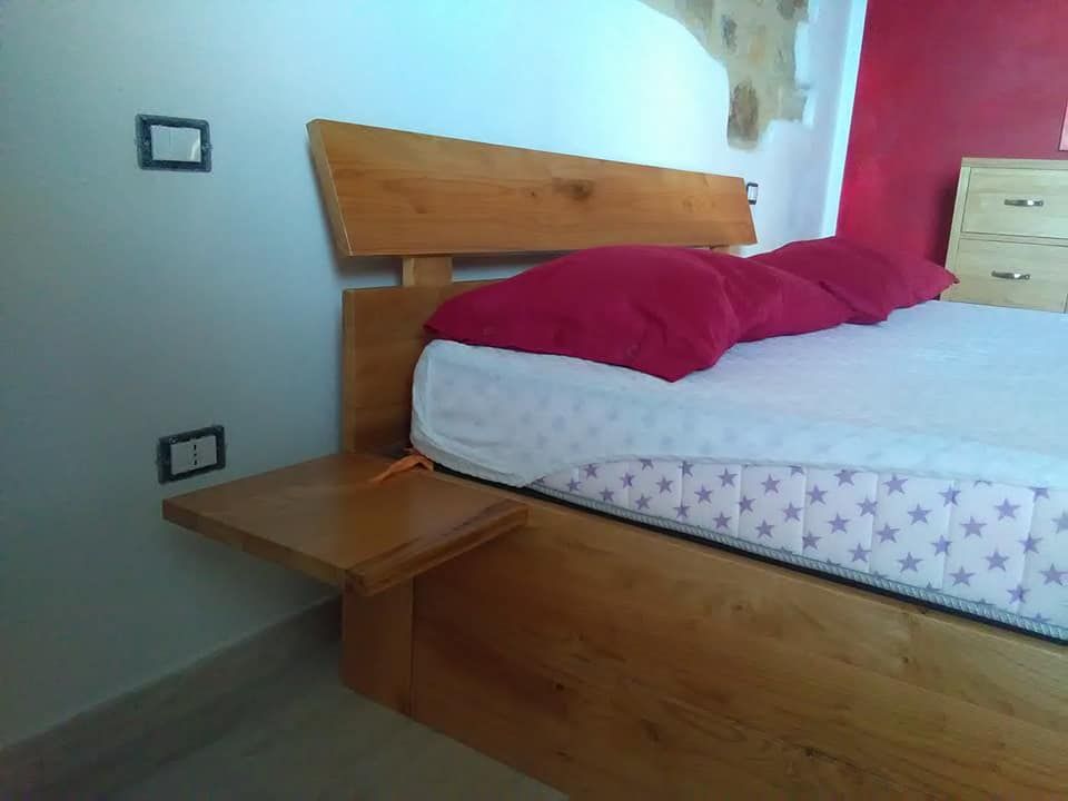 letto matrimoniale con struttura in legno chiaro