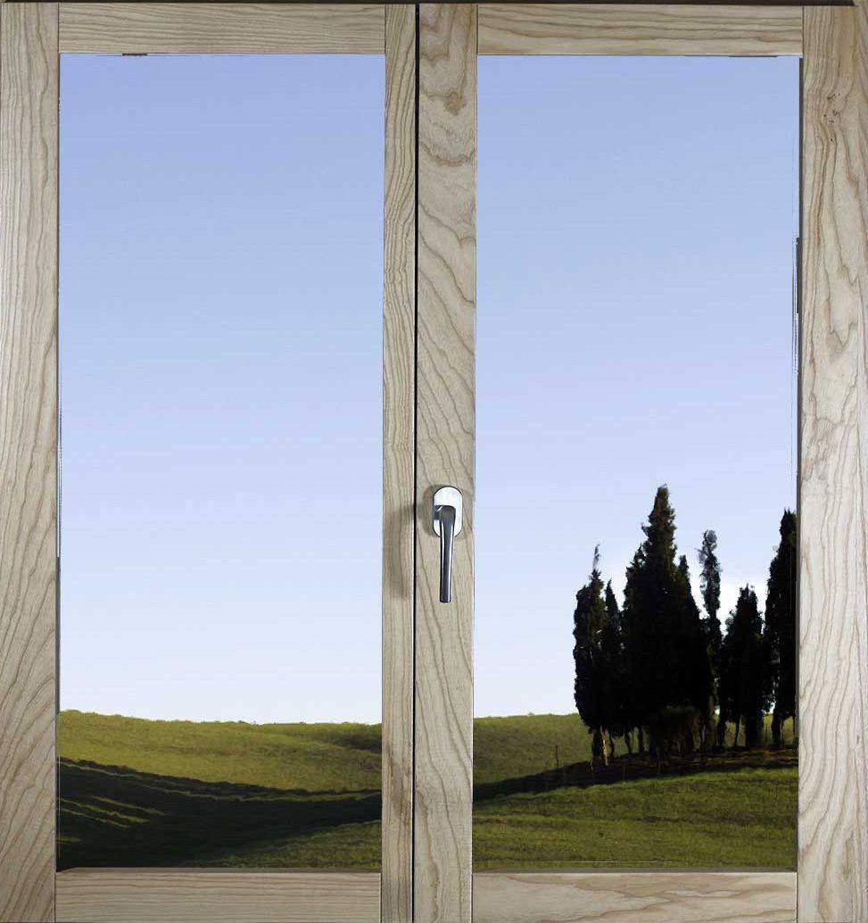 finestra in legno chiaro