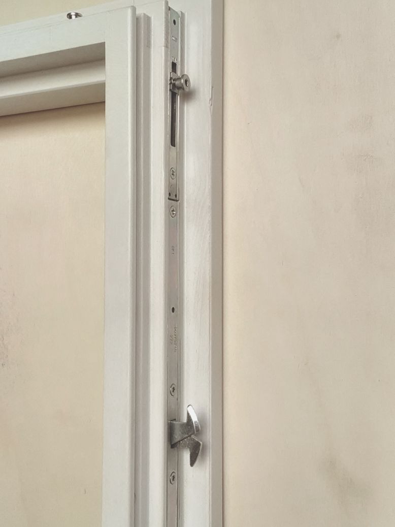 finestra bianca con meccanismo interno in alluminio