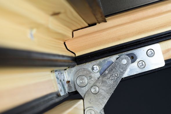 cerniera in alluminio di una finestra