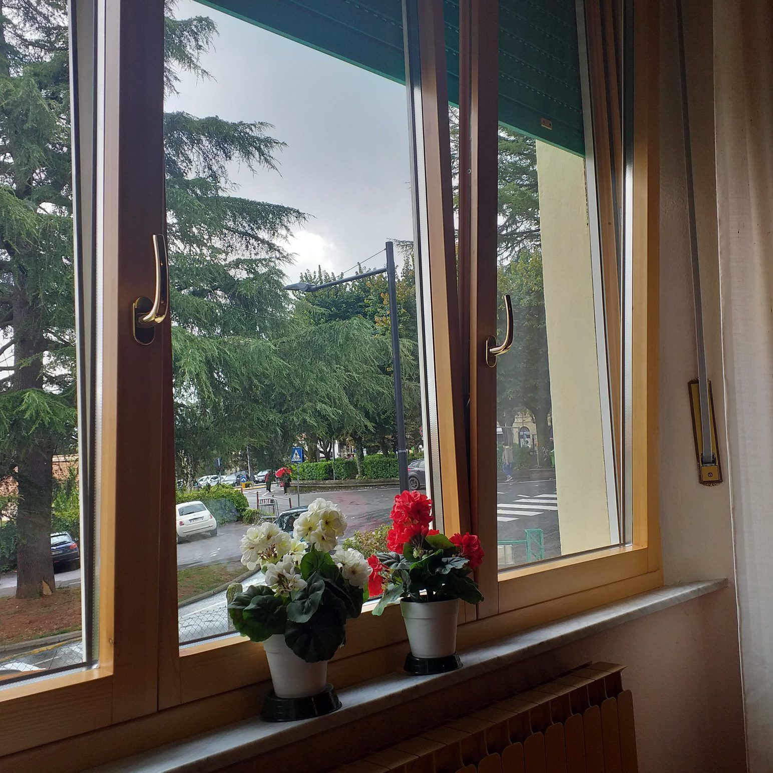 finestre in legno con apertura a vasistas