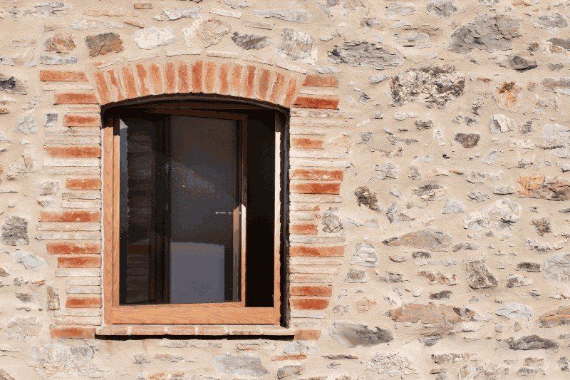 finestra in legno di un edificio in pietra