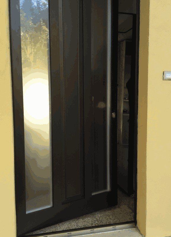 porta d'ingresso nera con design moderno