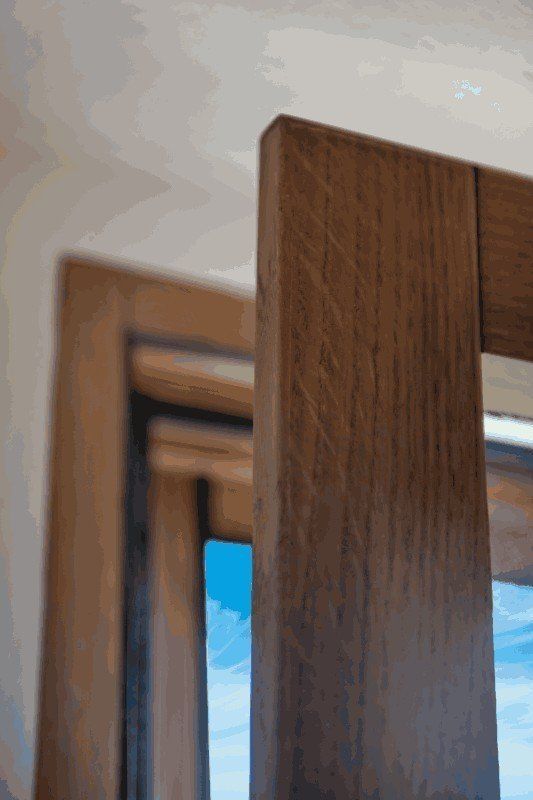 spigolo superiore di una porta finestra in legno