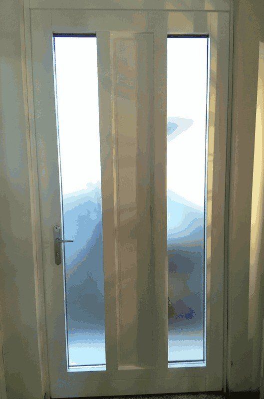 porta finestra in legno bianca a un'anta