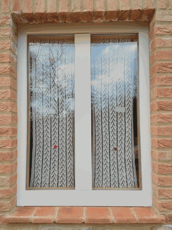 finestra bianca in legno chiusa