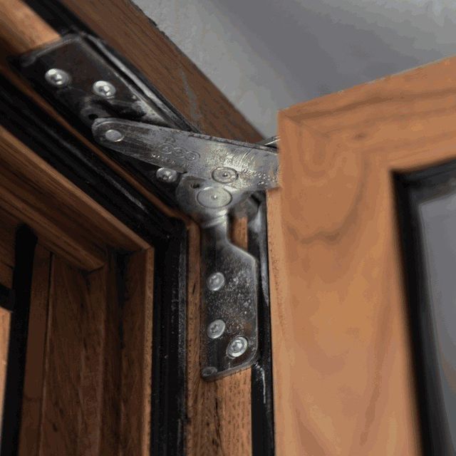 finestra aperta con cerniera in alluminio