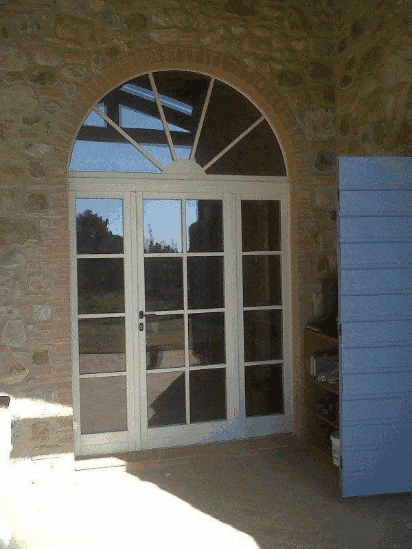 finestra ad arco bianca con inglesina