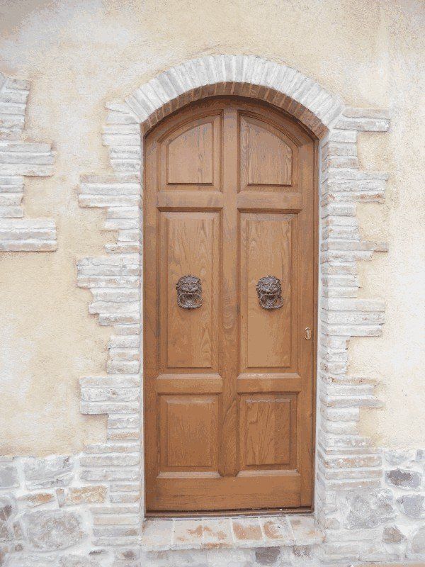 portone in legno chiuso