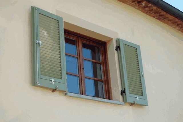 finestra con inglesina e persiana verde aperta