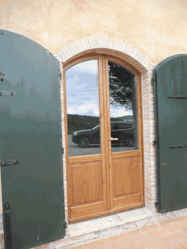 porta finestra ad arco con persiana verde aperta