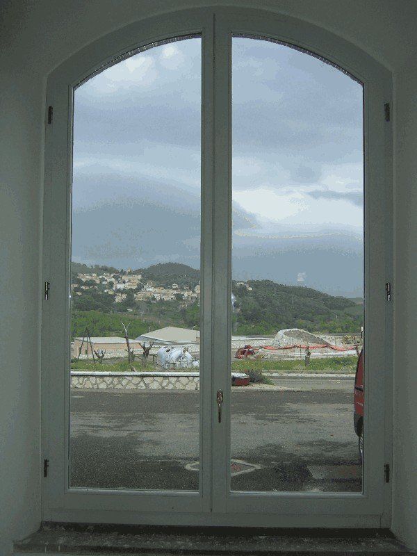 finestra verde ad arco