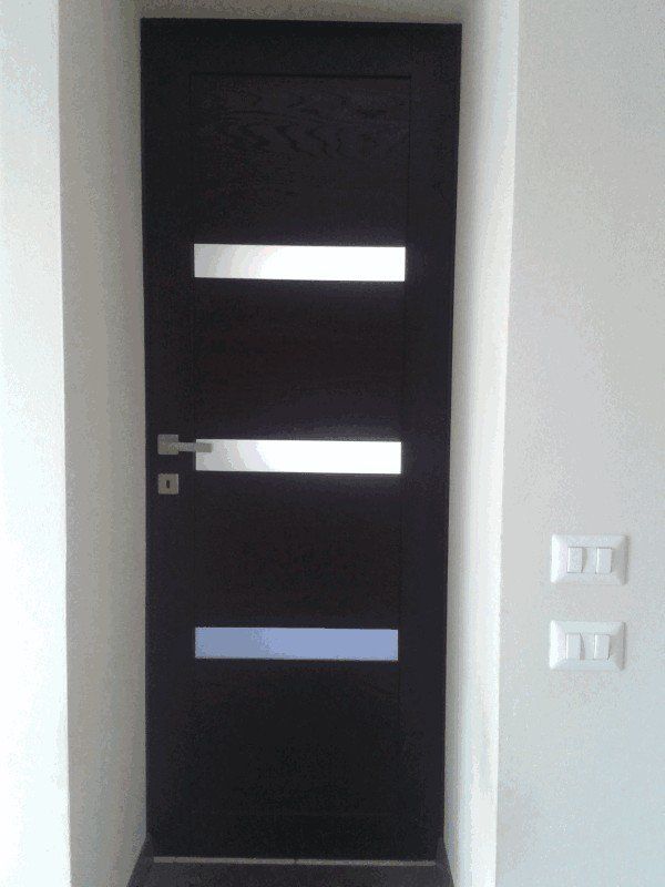 portoncino d'ingresso moderno in legno scuro