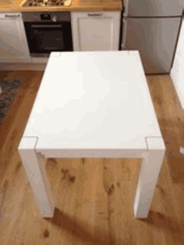 tavolo bianco in legno