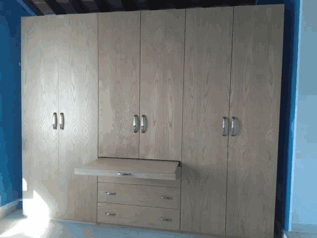 armadiatura artigianale in legno chiaro