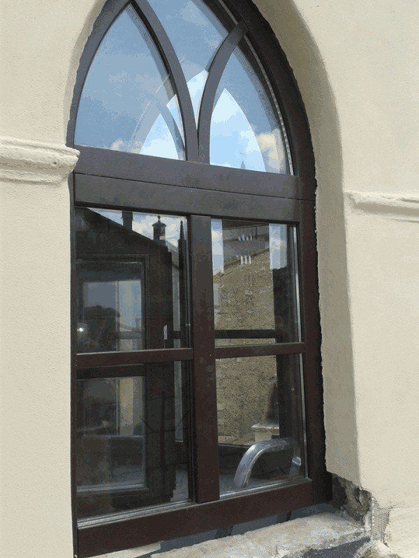 finestra con arco a sesto acuto restaurata