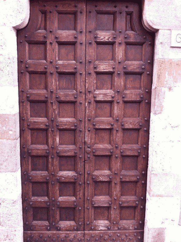 portone antico in legno con quadratini decorativi