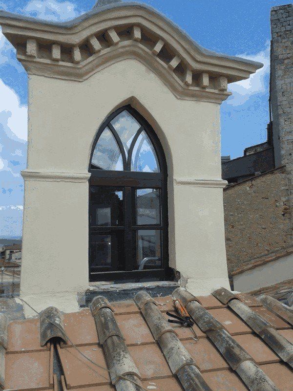 antica finestra con arco a sesto acuto restaurata