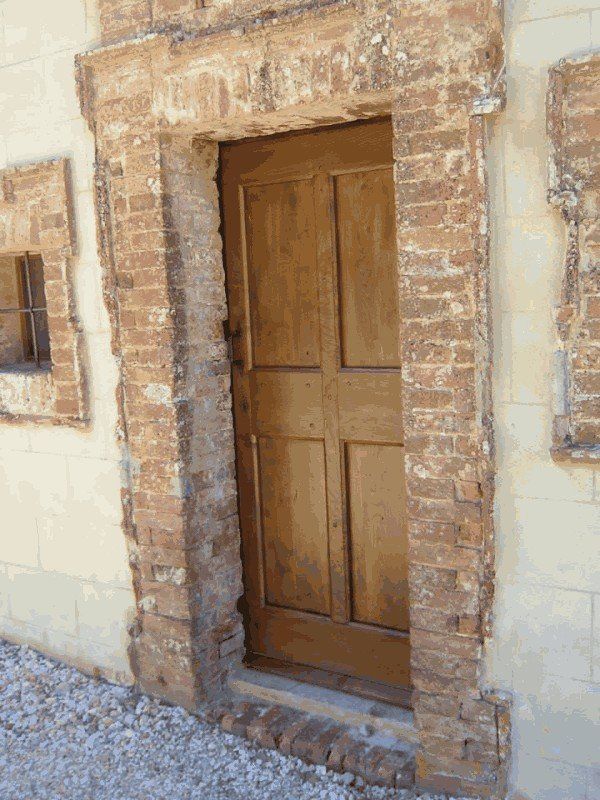 portone d'ingresso in legno restaurato