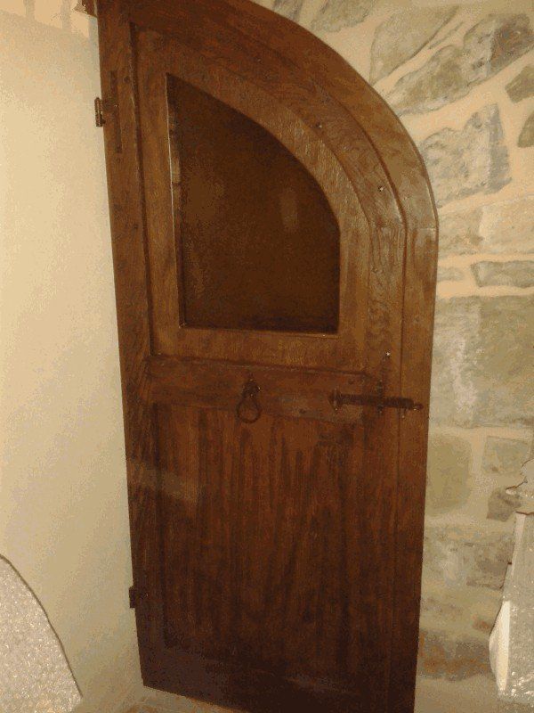 anta di un portone in legno restaurata