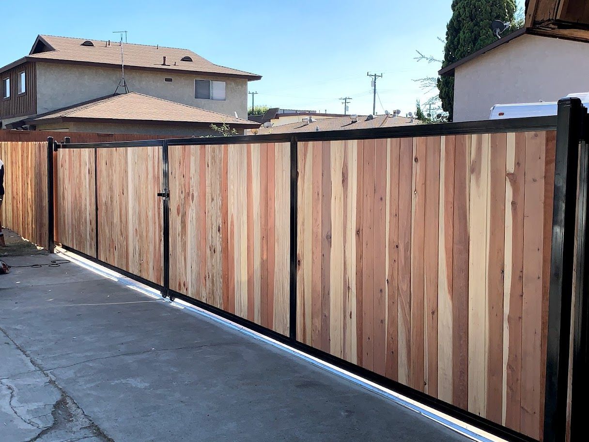 What Are the Advantages of Using Steel or Composite Materials for Fence in High-Traffic Locations? thumbnail