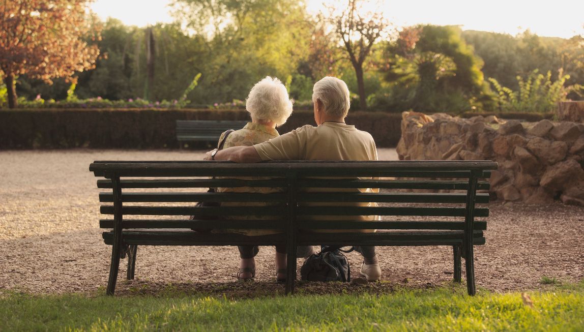 due anziani su una panchina del centro di assistenza per anziani autosufficienti a Milano