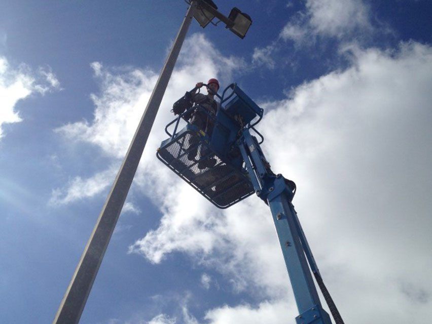 תיקון גופי תאורה בגבוה