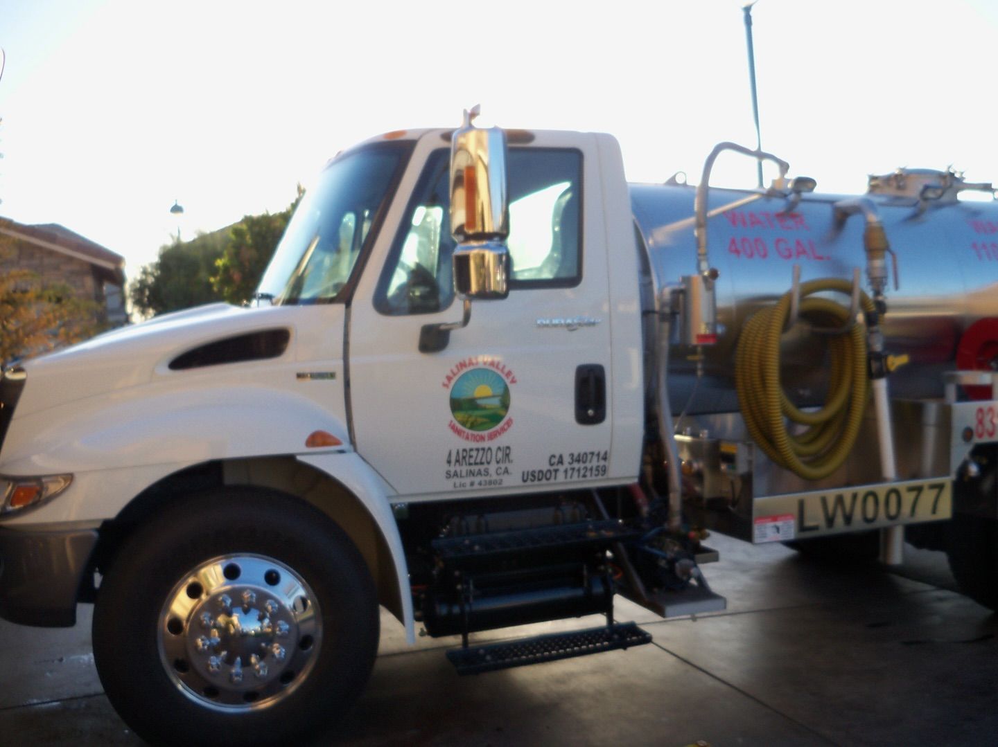 A white truck with a license plate that says lw077